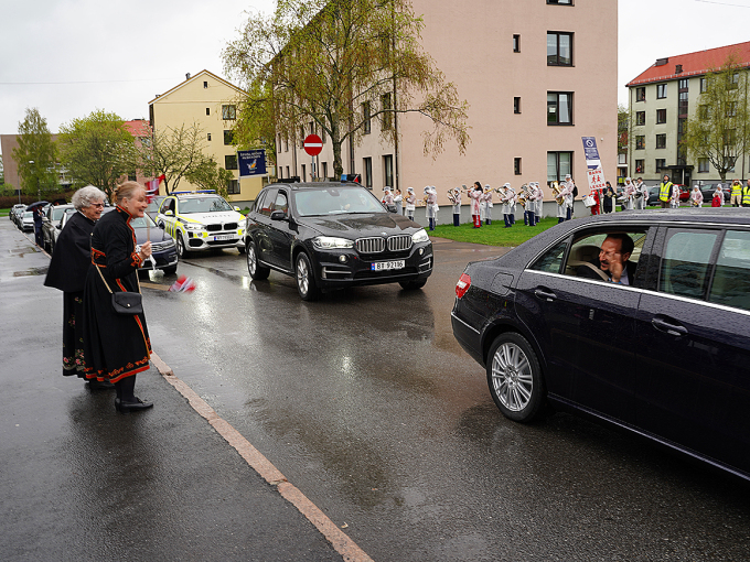 Crown Prince Haakon passing Årvoll care centre. Photo: Liv Anette Luane, The Royal Court. 